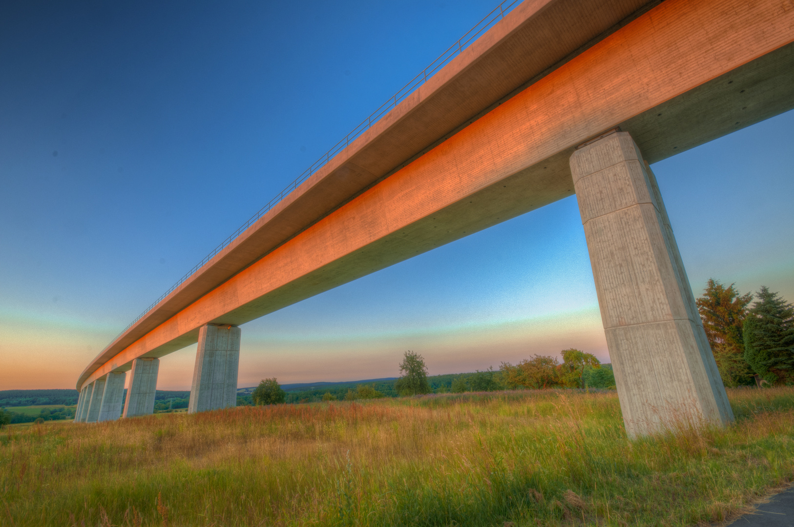 ICE-Brücke im Ilmtal zwischen Gehren und Langewiesen beim Sonnenuntergang