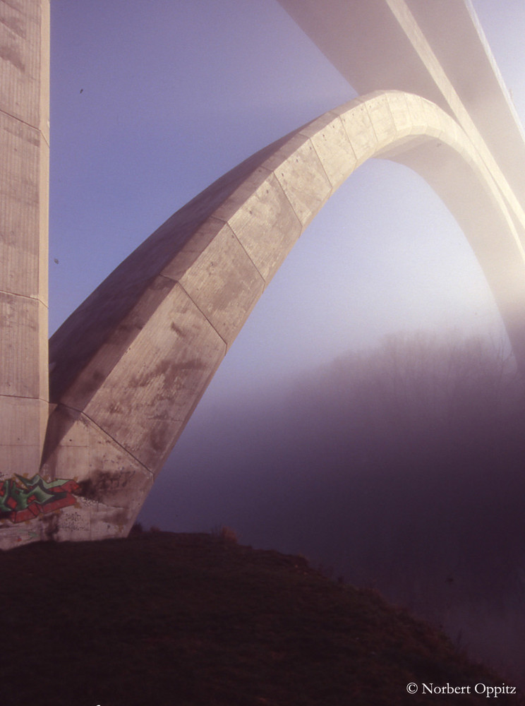 ICE Brücke im Nebel