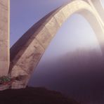 ICE Brücke im Nebel