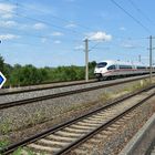 ICE durcheilt den Bf Gessertshausen auf der Schnellfahrstrecke München-Augsburg-Stuttgart 19.7.2023