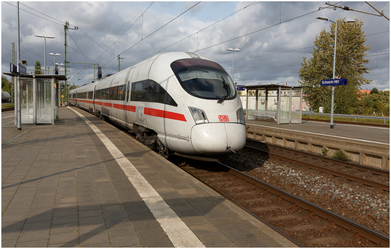 ICE-Einfahrt in den  Hauptbahnhof Schwerin