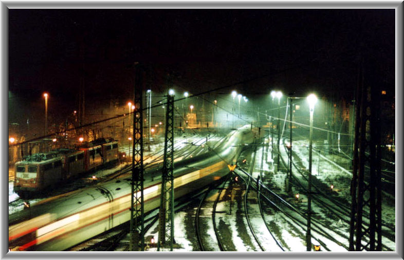 ICE fährt aus dem Bahnhof Cottbus (überarbeitet)