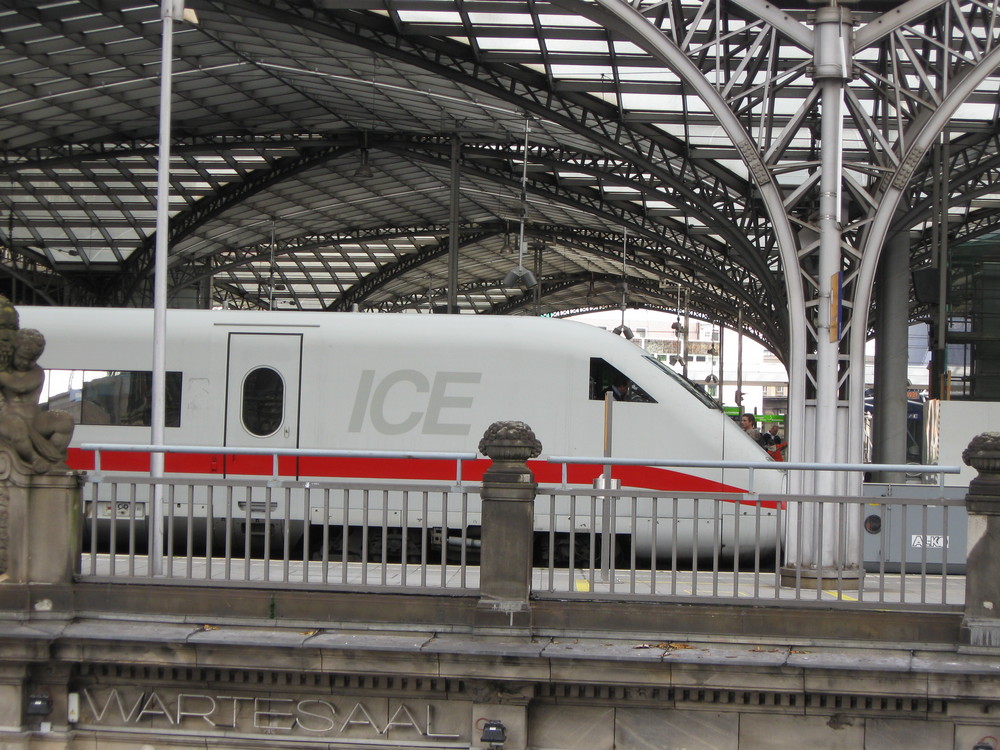 ICE im Hauptbahnhof Köln