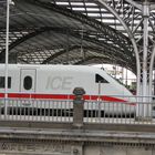 ICE im Hauptbahnhof Köln