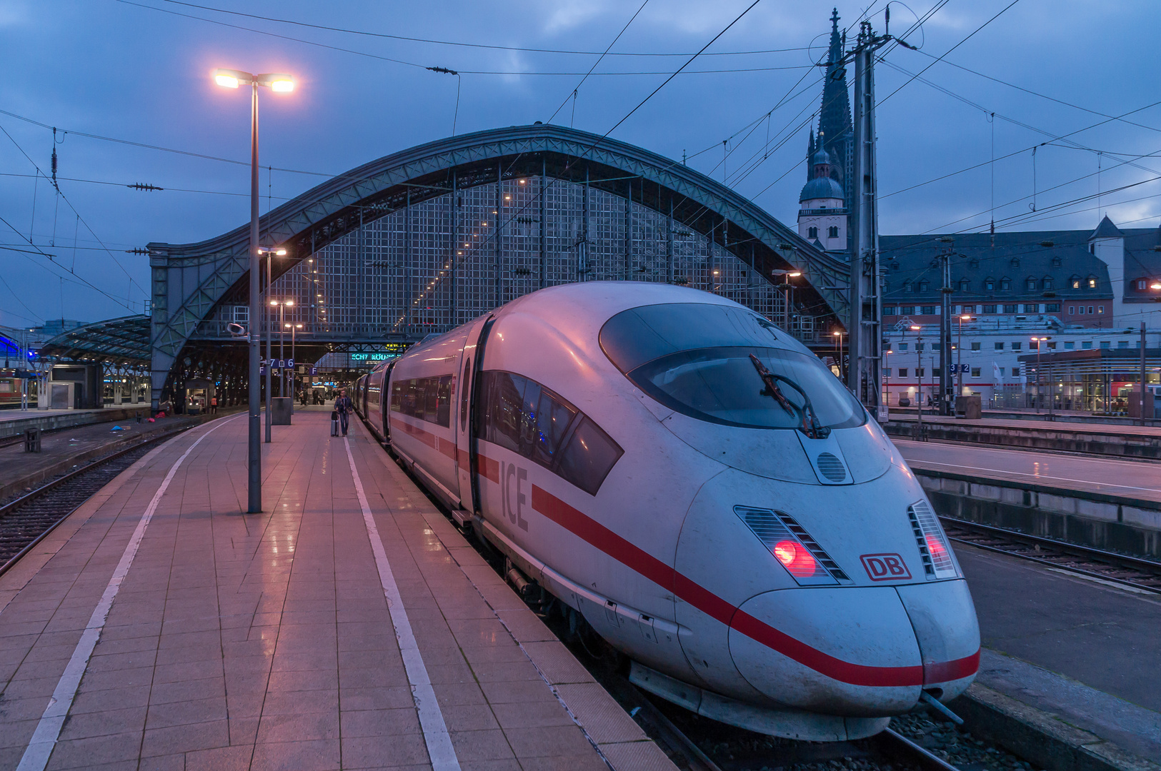 ICE in Köln zur Blauen Stunde