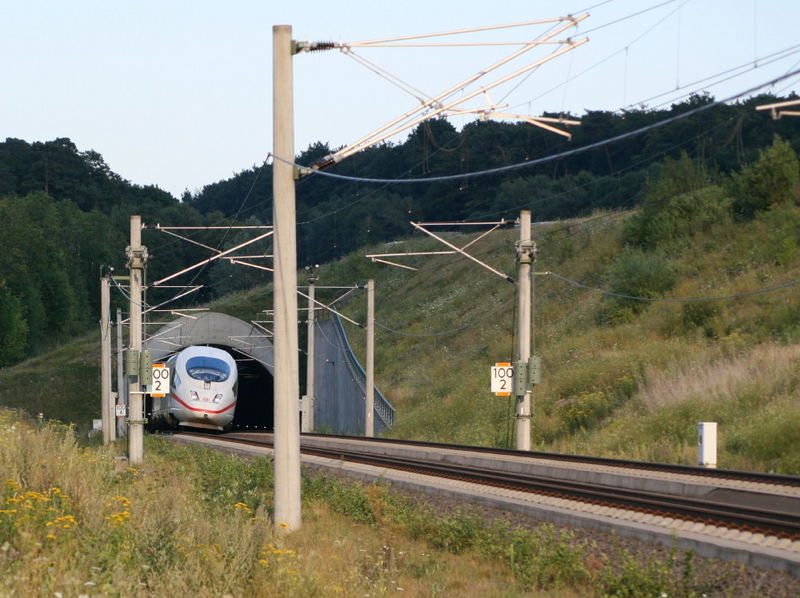 ICE - in voller Fahrt, bei Tunnelaustritt