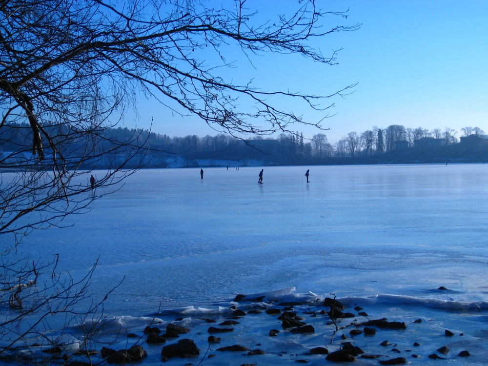 ice skating on semsvann