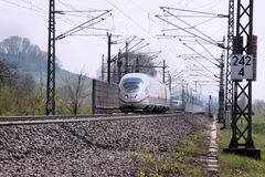 ICE Stuttgart 403 537-4 auf der Durchfahrt Bahnhof Schliengen