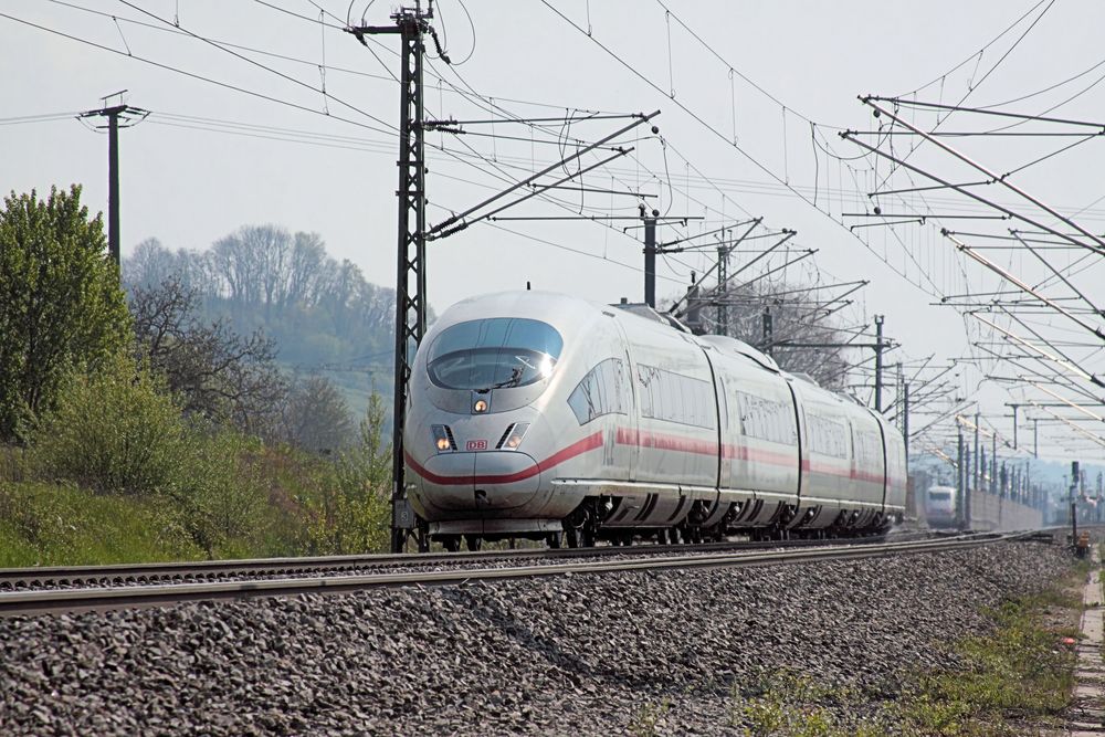 ICE Stuttgart 403 537-4 Durchfährt den Bahnhof Schliengen