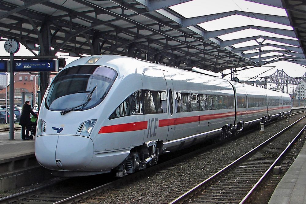 ICE-TD 605 004-0 + 504-9 im Bahnhof Rendsburg 