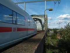 ICE trifft alte Brücke