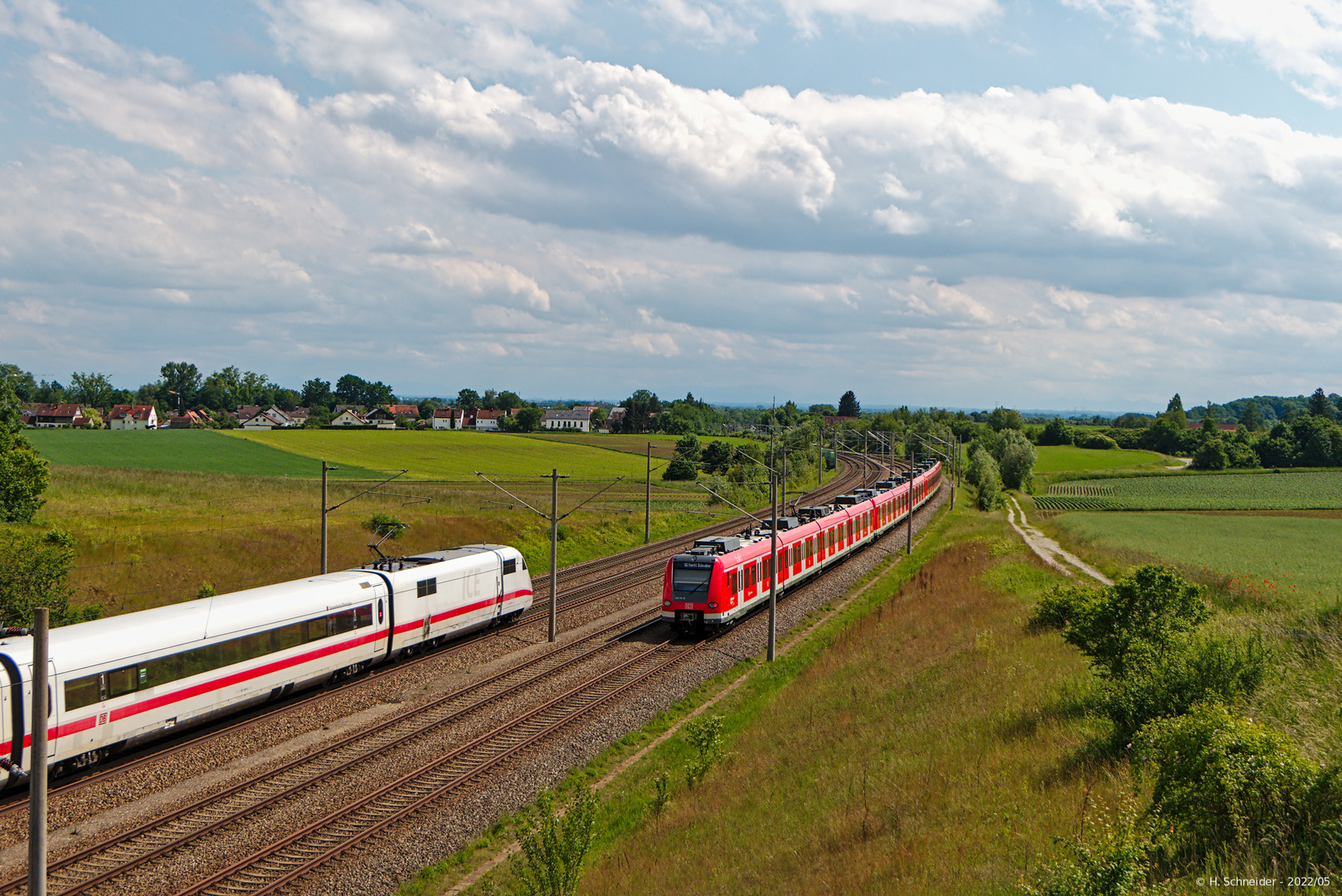 ICE überholt S-Bahn