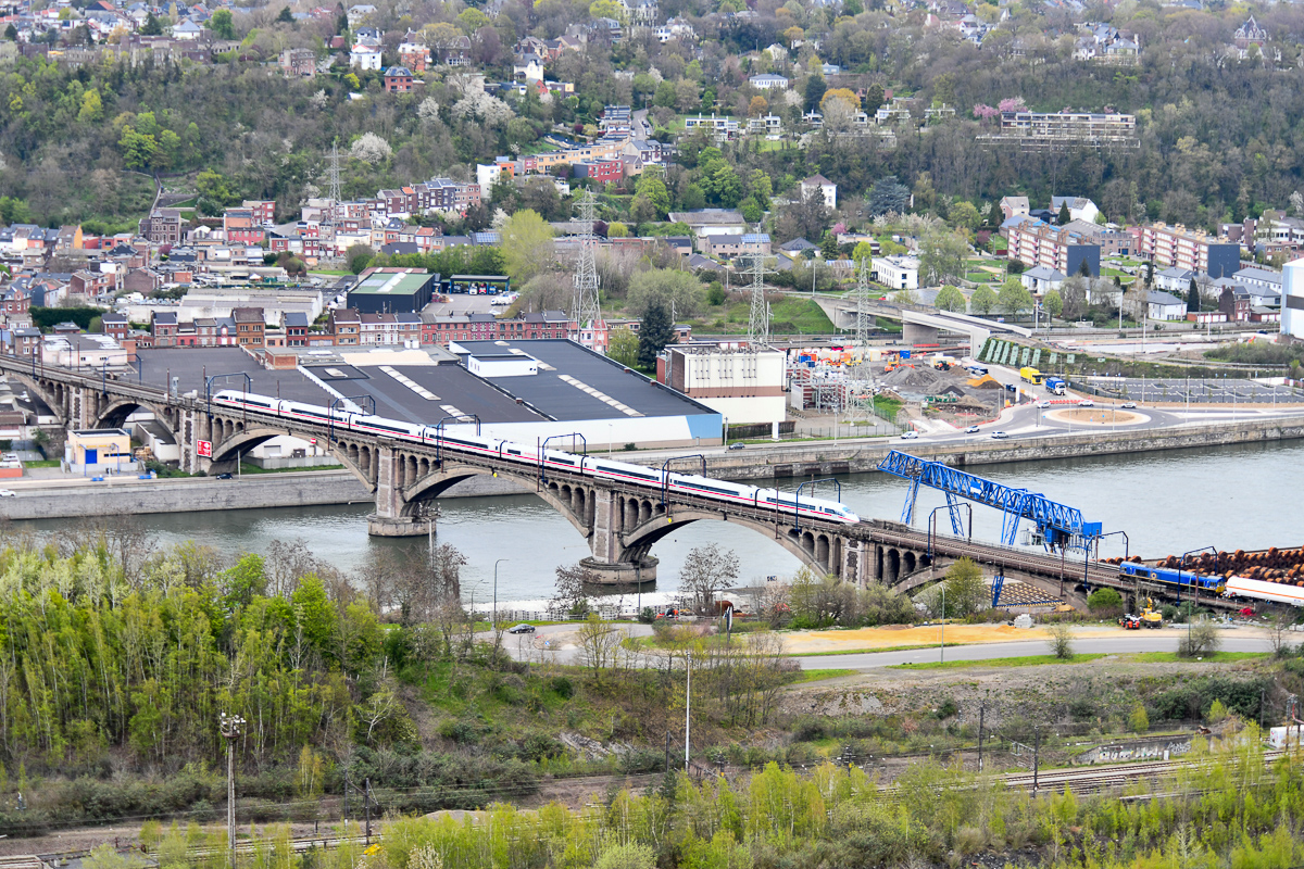 ICE und Chlorzug auf der Eisenbahnbrücke von Sclessin (B)