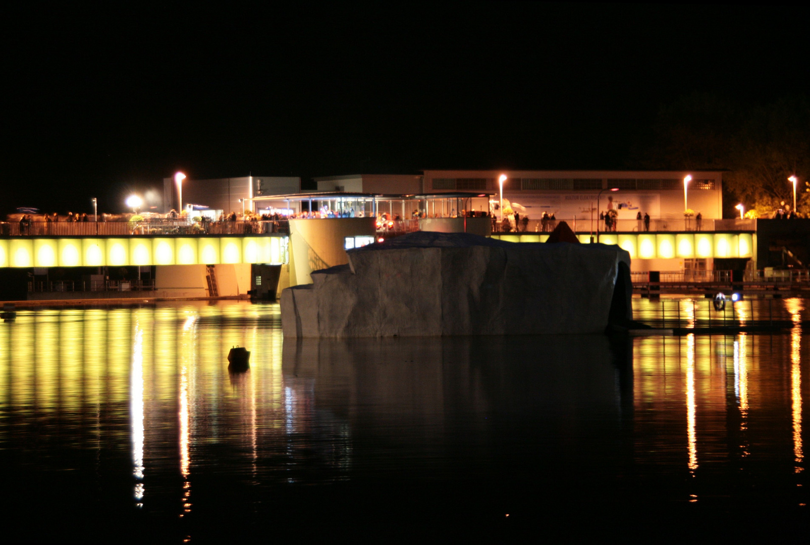 Iceberg vor Stauwehr