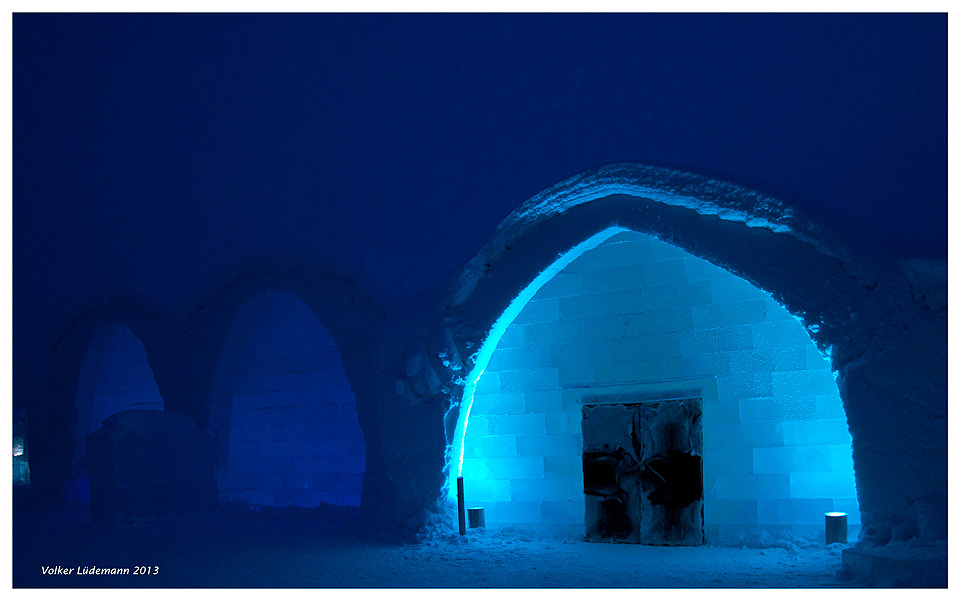 Icehotel in Jukkasjärvi - äußerst blaue Stunde