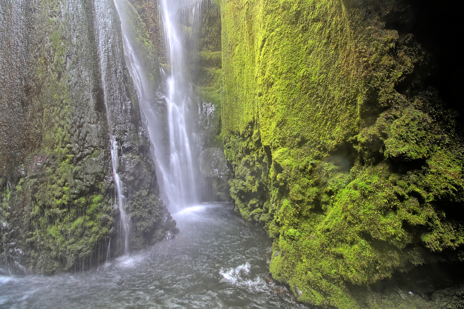 Iceland kleiner neben Seljalandsfoss