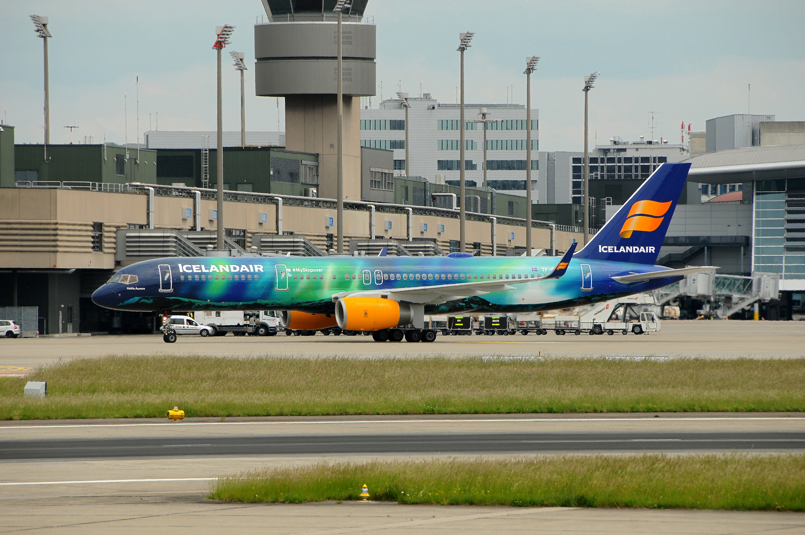 Icelandair Boeing 757-200WL TF-FIU Hekla Aurora