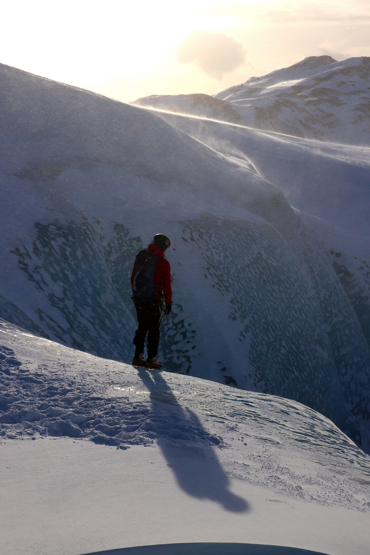 Icelandic Mountain Guide am Rand einer Gletscherspalte (1)