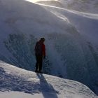 Icelandic Mountain Guide am Rand einer Gletscherspalte (1)