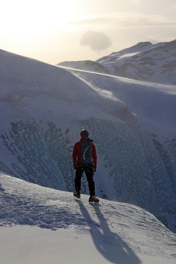 Icelandic Mountain Guide am Rand einer Gletscherspalte (2)