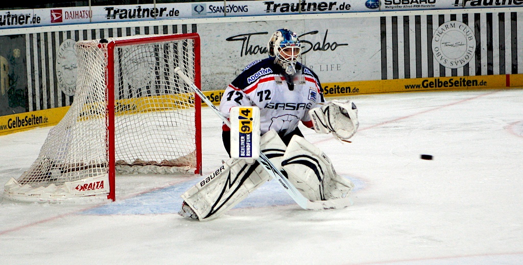 IceTigers vs. Eisbaeren Berlin - Rob Zepp bei der Arbeit