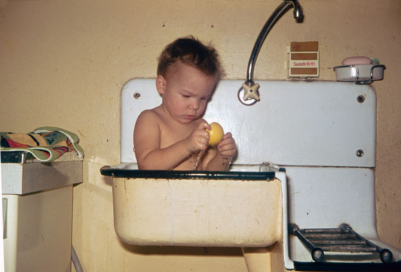 Ich als Baby 1966 beim Baden im Wachbecken
