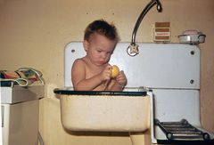 Ich als Baby 1966 beim Baden im Wachbecken