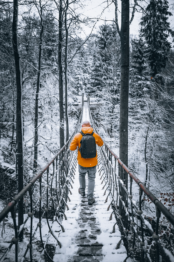 Ich auf einer Hängebrücke im Sauerland 