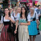 Ich beginne meine Oktoberfest - Impressionen mit einer Dirndlparade