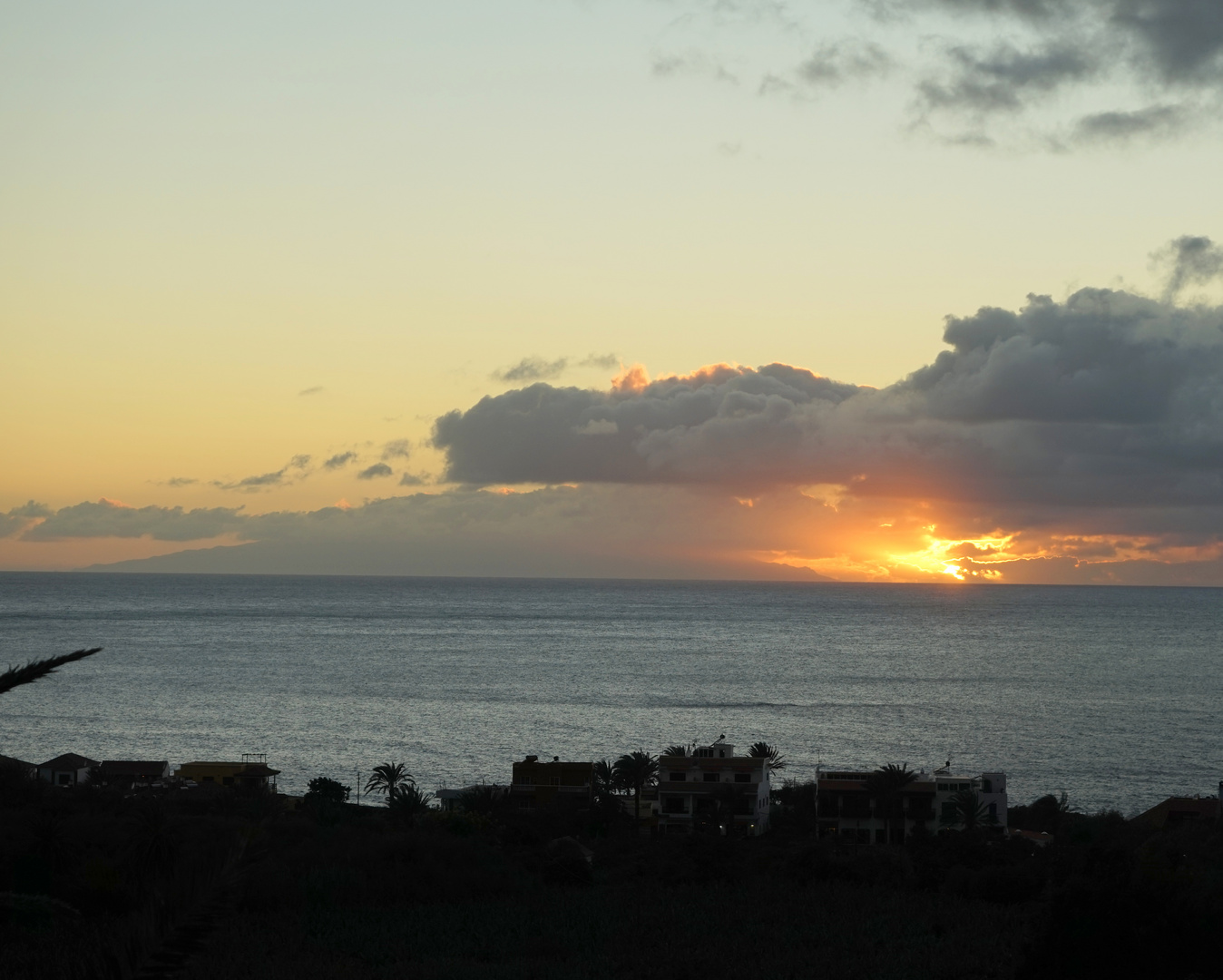 Ich bin wieder hier - in meinem Revier - und das ist der Blick auf El Hierro von meinem Appartment