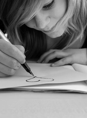 ich denk an dich&meine hand malt wie von alleine herzen auf's papier..