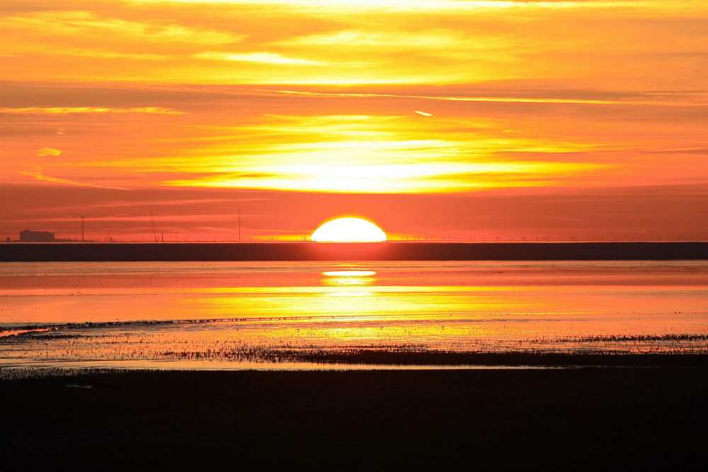 Ich habe mal versucht einen Sonnenuntergang zu fotografieren. Was meinen die Profis dazu?