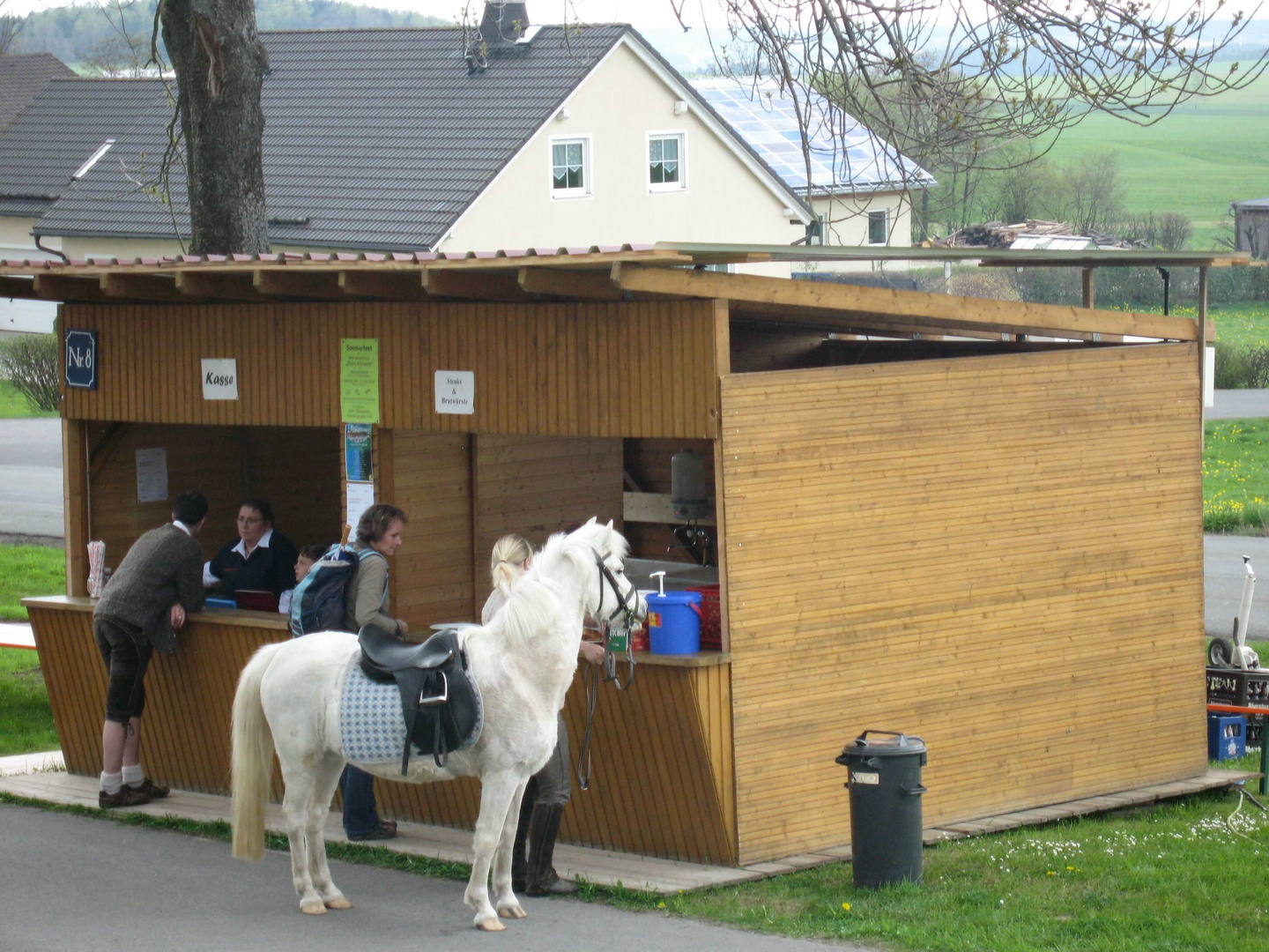 ...ich hätte gerne ein paar Bratwürste mit ganz viel Senf.........