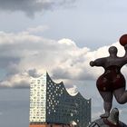 Ich hoffe die Dame trifft mit ihrem Ball nicht unsere schöne Elbphilharmonie...