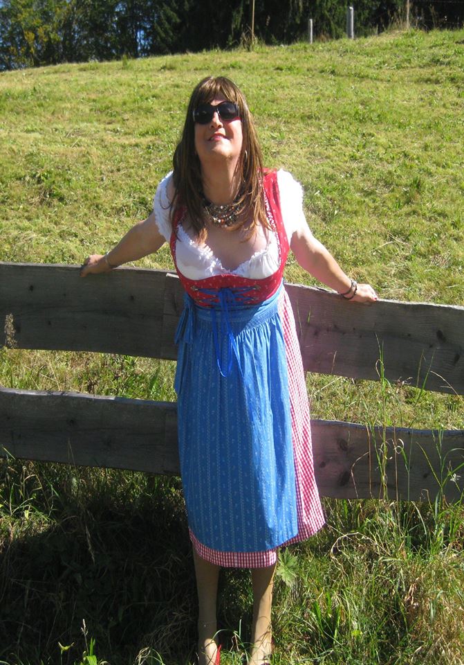 Ich in meinem neuen Dirndl