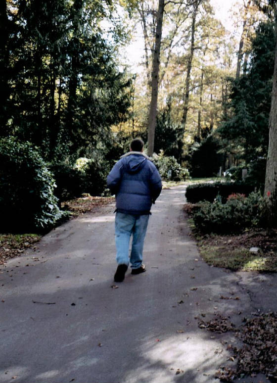 Ich laufe zum Grab hin-bin sehr traurig im Waldfriedhof Stuttgart