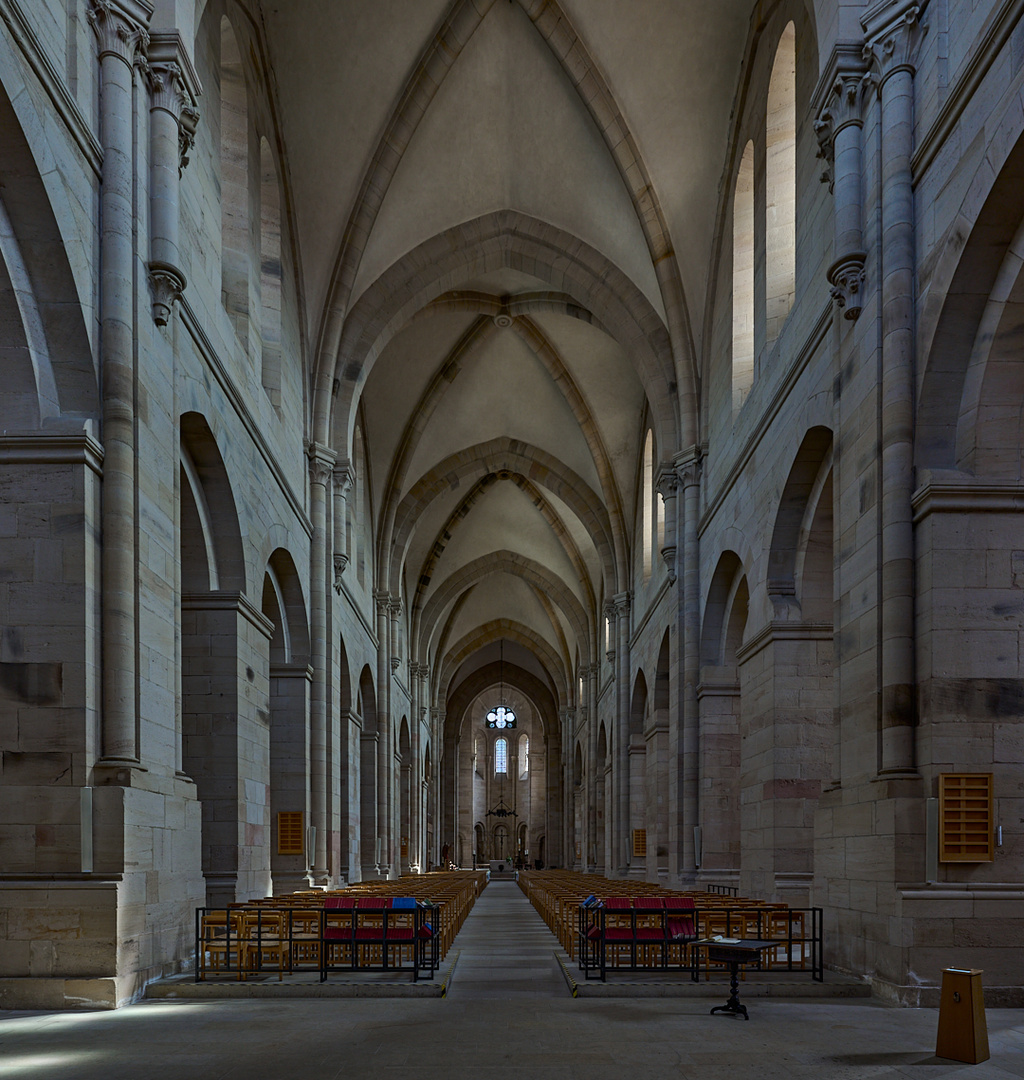 Ich musste bei Sonnenschein nochmals in die Abteikirche, hier der Durchblick...