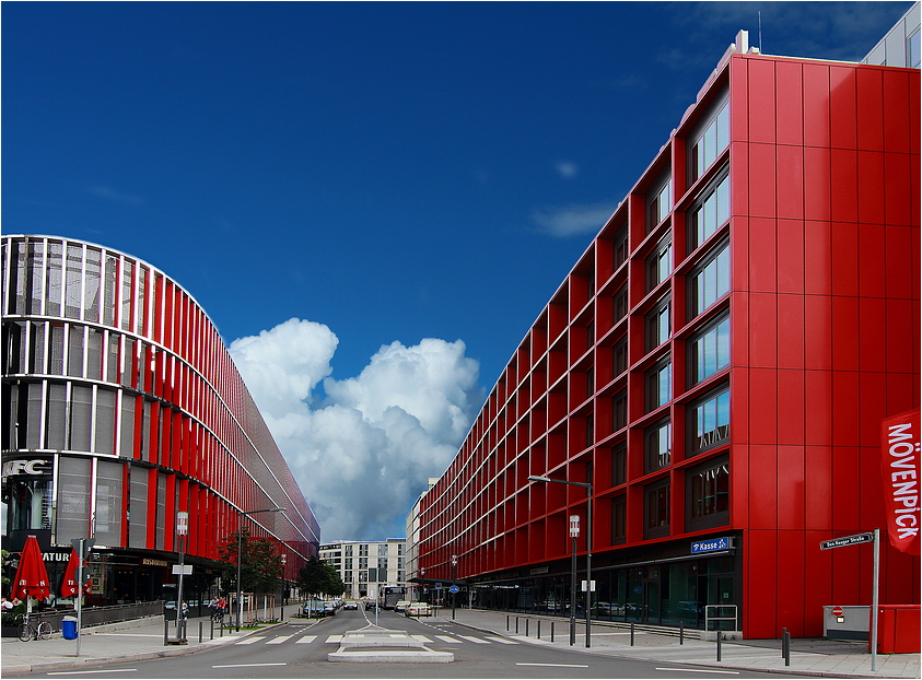 "Ich sehe rot!"- Skyline Plaza meets Mövenpick Hotel