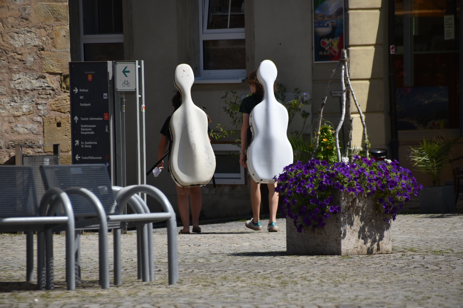 Ich sitze am Marktplatz und was kommt vorbei?