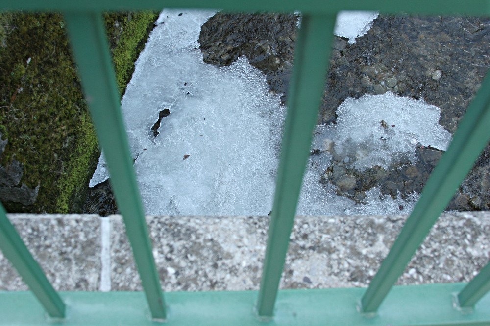 Ich sitze hinter Gittern und es taut