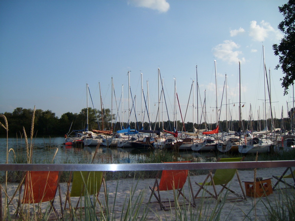 Ich sitze mal wieder in meinem Lieblingsrestaurant am See.