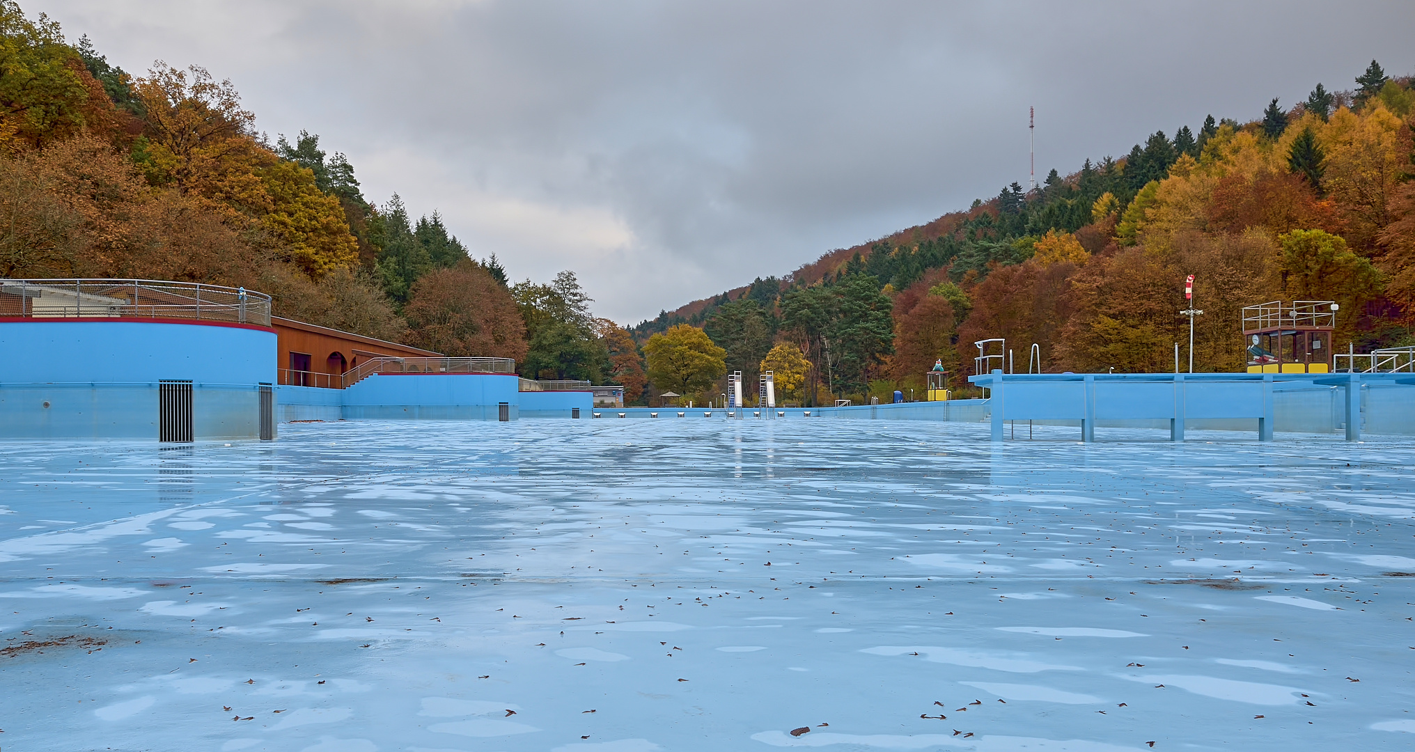 Ich stehe hier im Freibad Waschmühle, es hat ein Becken das 165,3 Meter lang ist.