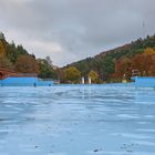 Ich stehe hier im Freibad Waschmühle, es hat ein Becken das 165,3 Meter lang ist.