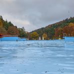 Ich stehe hier im Freibad Waschmühle, es hat ein Becken das 165,3 Meter lang ist.