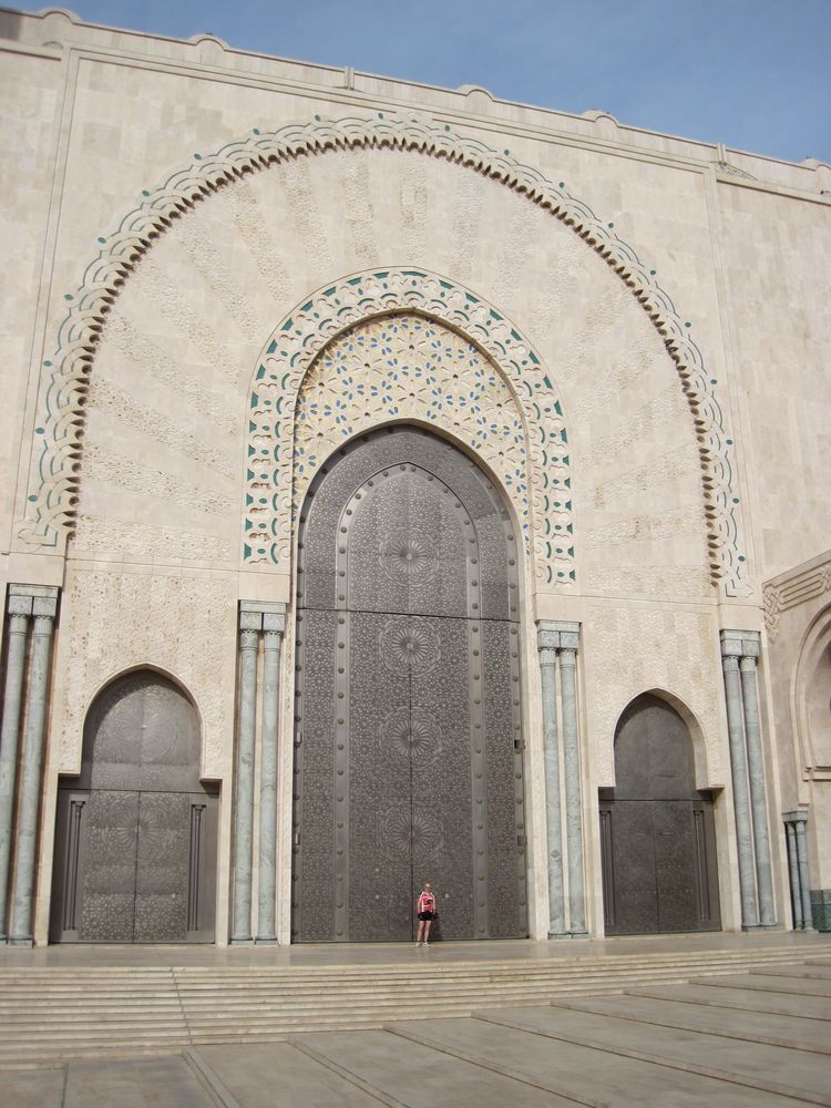 Ich vor einer kleinen Tür der Hassan II Moschee