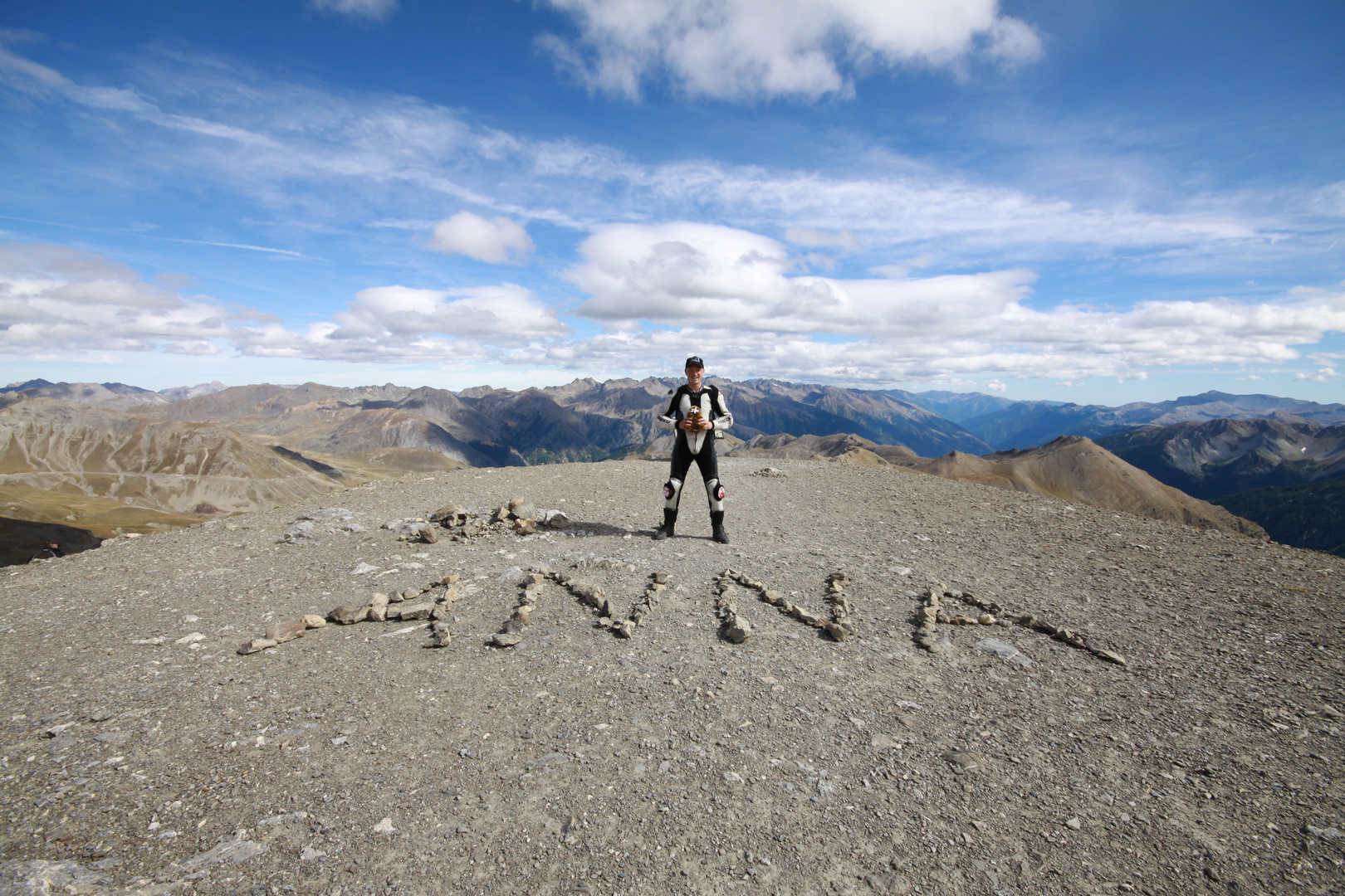 Ich zeige es der ganzen Welt, auf dem Gipfel des "Col de la Bonette"