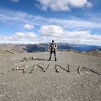 Ich zeige es der ganzen Welt, auf dem Gipfel des "Col de la Bonette"