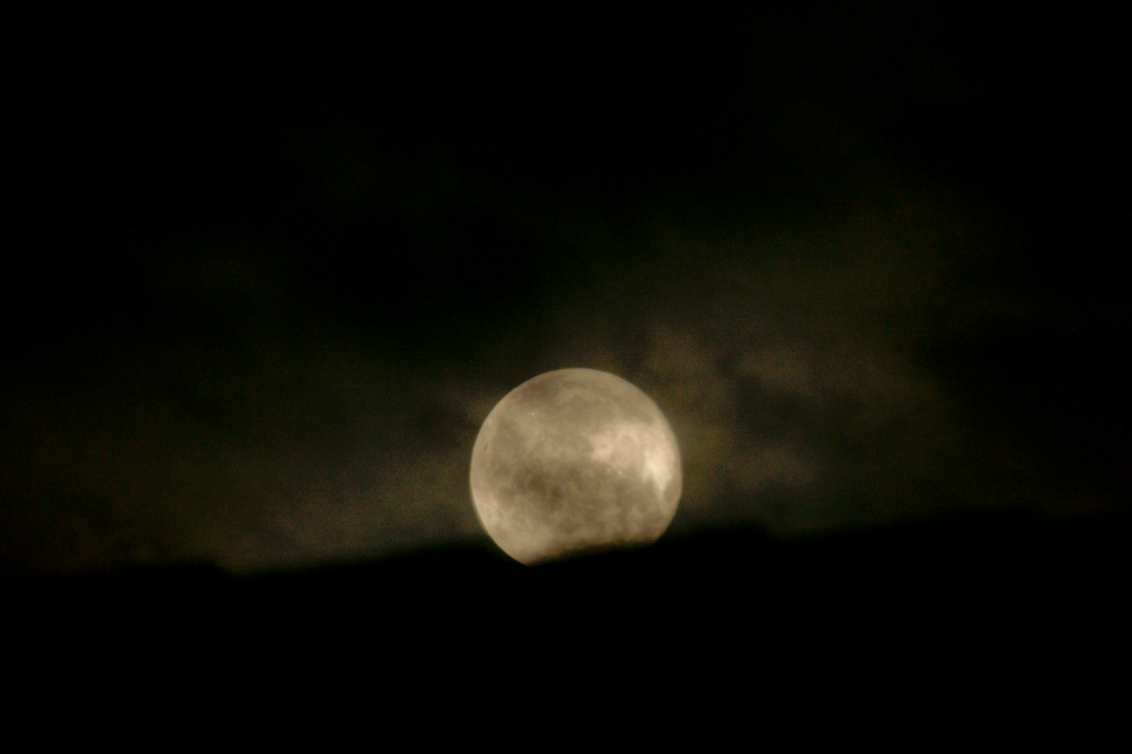 "Ich ziehe noch ein bisschen um die Häuser!", sagte der Mond und machte sich auf den Weg.