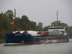 IDANNUS mit Windkraftanlagen-Teilen auf dem Nord-Ostsee-Kanal.