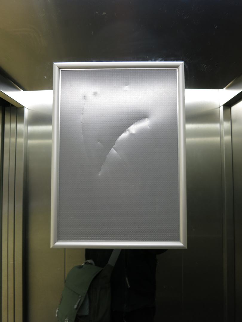 Identitätsverlust im Fahrstuhl (abwärts)